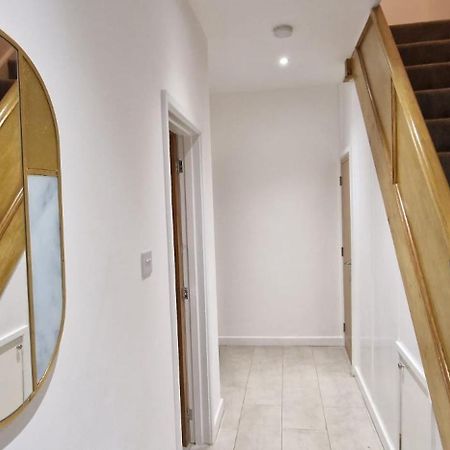 Shm Stays Leicester. Newly Renovated!! 15 Min Drive From City Centre, University. 9 Min Drive To Leicester City Stadium, 5 Min Drive To M1 & M69. 2 Min Walk To Bus Stop. Bagian luar foto