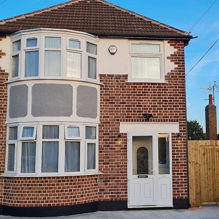 Shm Stays Leicester. Newly Renovated!! 15 Min Drive From City Centre, University. 9 Min Drive To Leicester City Stadium, 5 Min Drive To M1 & M69. 2 Min Walk To Bus Stop. Bagian luar foto